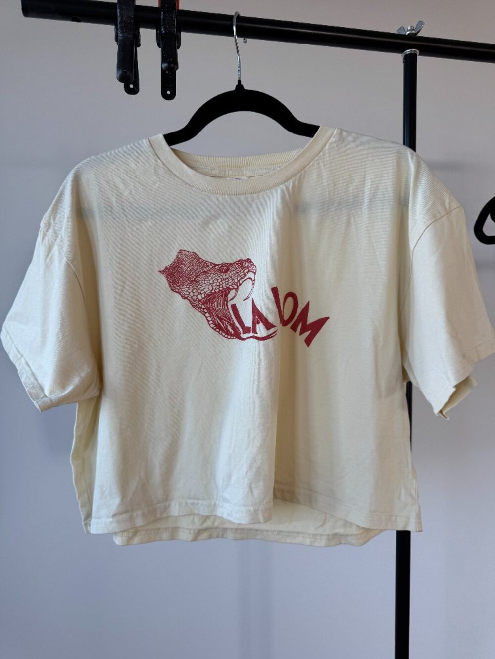 La Lom crop band tee